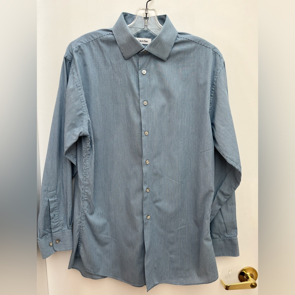 Calvin Klein MENS size 15 1/2” Sleeve 34 100% Cotton Mens Pin Stripe Blue Shirt